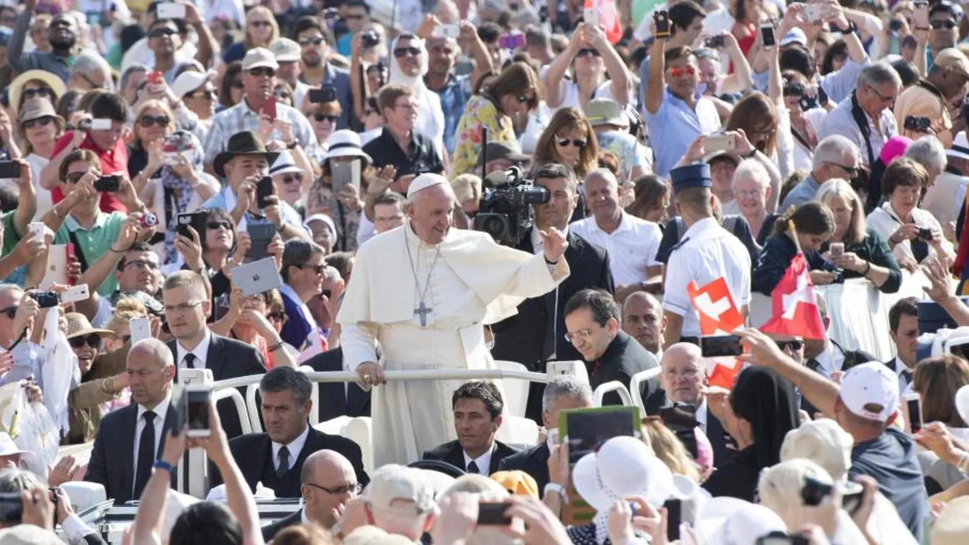 El Papa Francisco saluda a los feligreses a su llegada a la audiencia general de los miércoles en la plaza de San Pedro en la Ciudad del Vaticano
