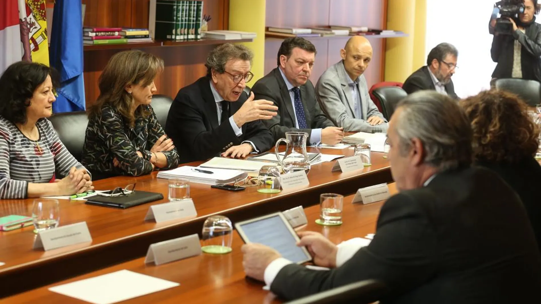 El vicepresidente, José Antonio de Santiago-Juárez, explica la convocatoria a los representantes de los municipios de más de 20.000 habitantes