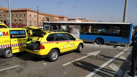 Efectivos del Summa 112 que junto a Samur EmergenciasMadrid acudieron al accidente del autobús de la EMT en O'Donell