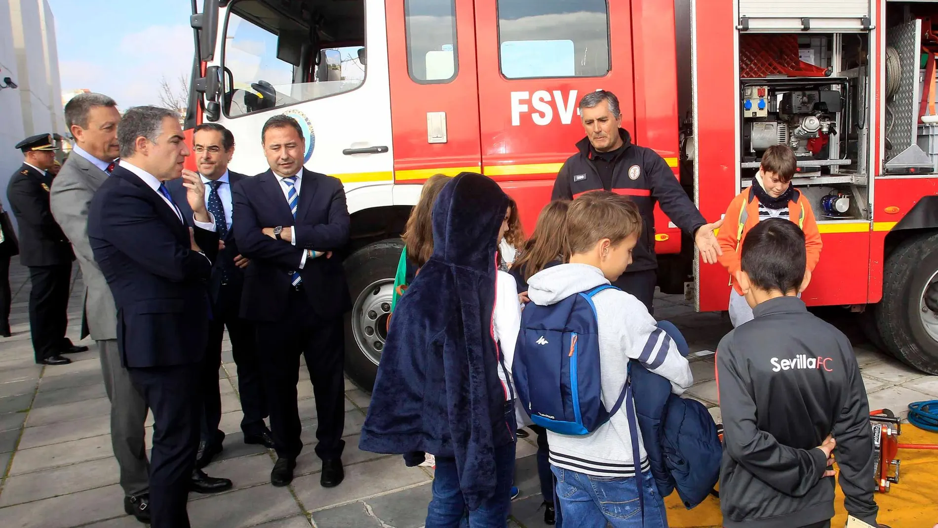 El consejero de Presidencia e Interior, Elías Bendodo, ayer en las instalaciones del 112 en Sevilla / Foto: Manuel Olmedo