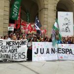 La plantilla municipal celebra su «gran movilización» ante el Ayuntamiento de Sevilla en demanda de los pactos laborales