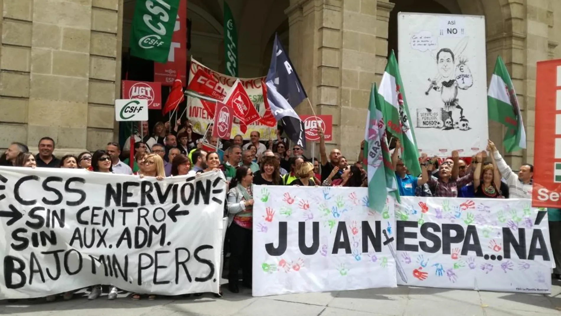 La plantilla municipal celebra su «gran movilización» ante el Ayuntamiento de Sevilla en demanda de los pactos laborales