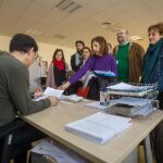 Los profesionales de las artes escénicas entregan en las Cortes el manifiesto con sus reivindicaciones