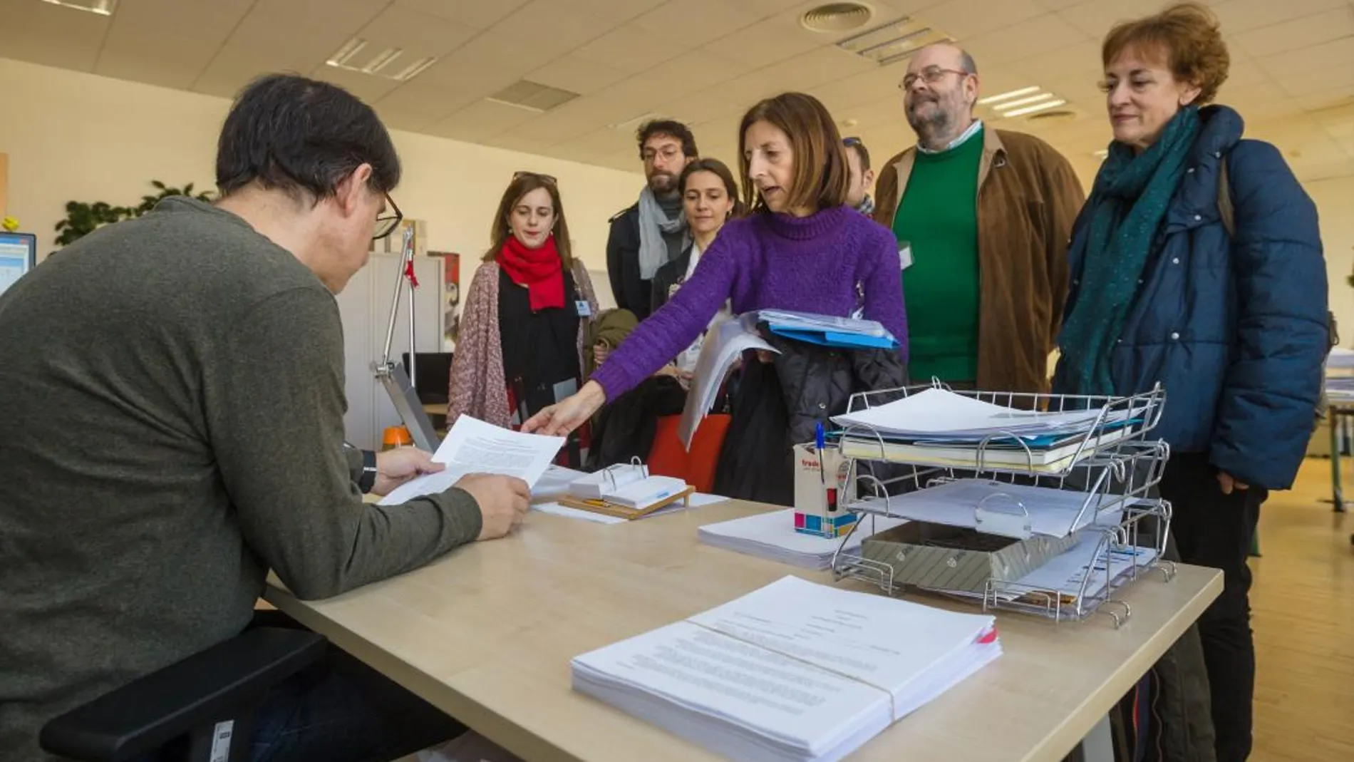 Los profesionales de las artes escénicas entregan en las Cortes el manifiesto con sus reivindicaciones