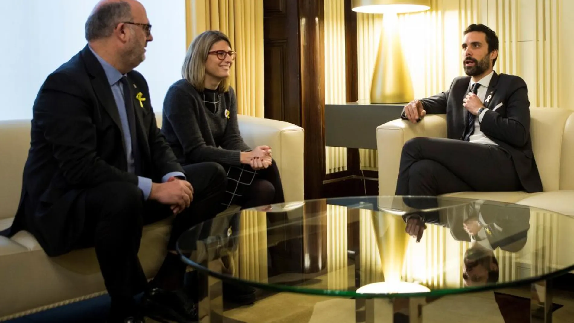 Los representantes de Junts per Catalunya, Elsa Artadi y Eduard Pujol, se reunieron este mediodía con el presidente del Parlament, Roger Torrent