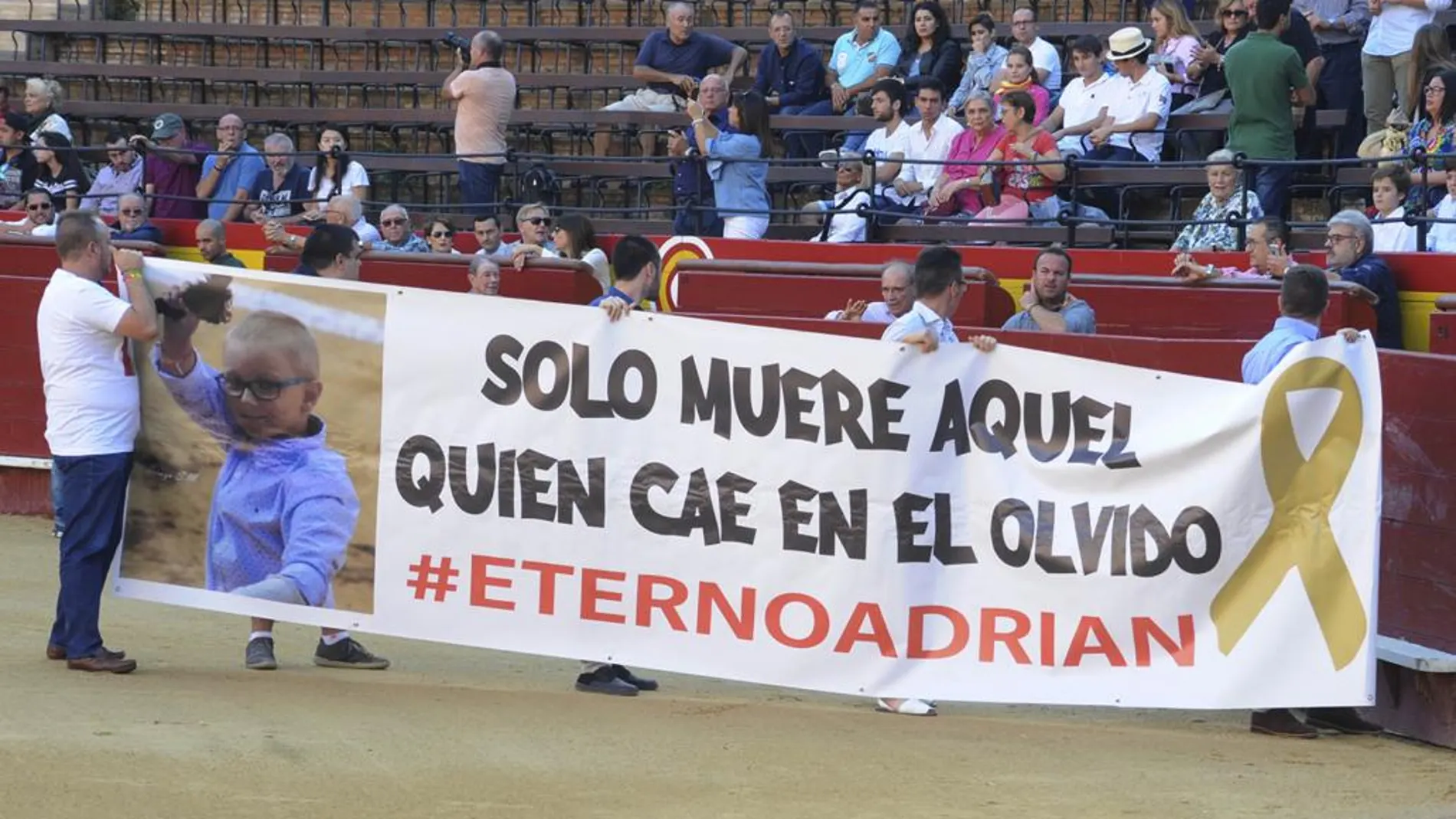 Imagen de la pancarta que se ha lucido esta tarde en Valencia en memoria de Adrián