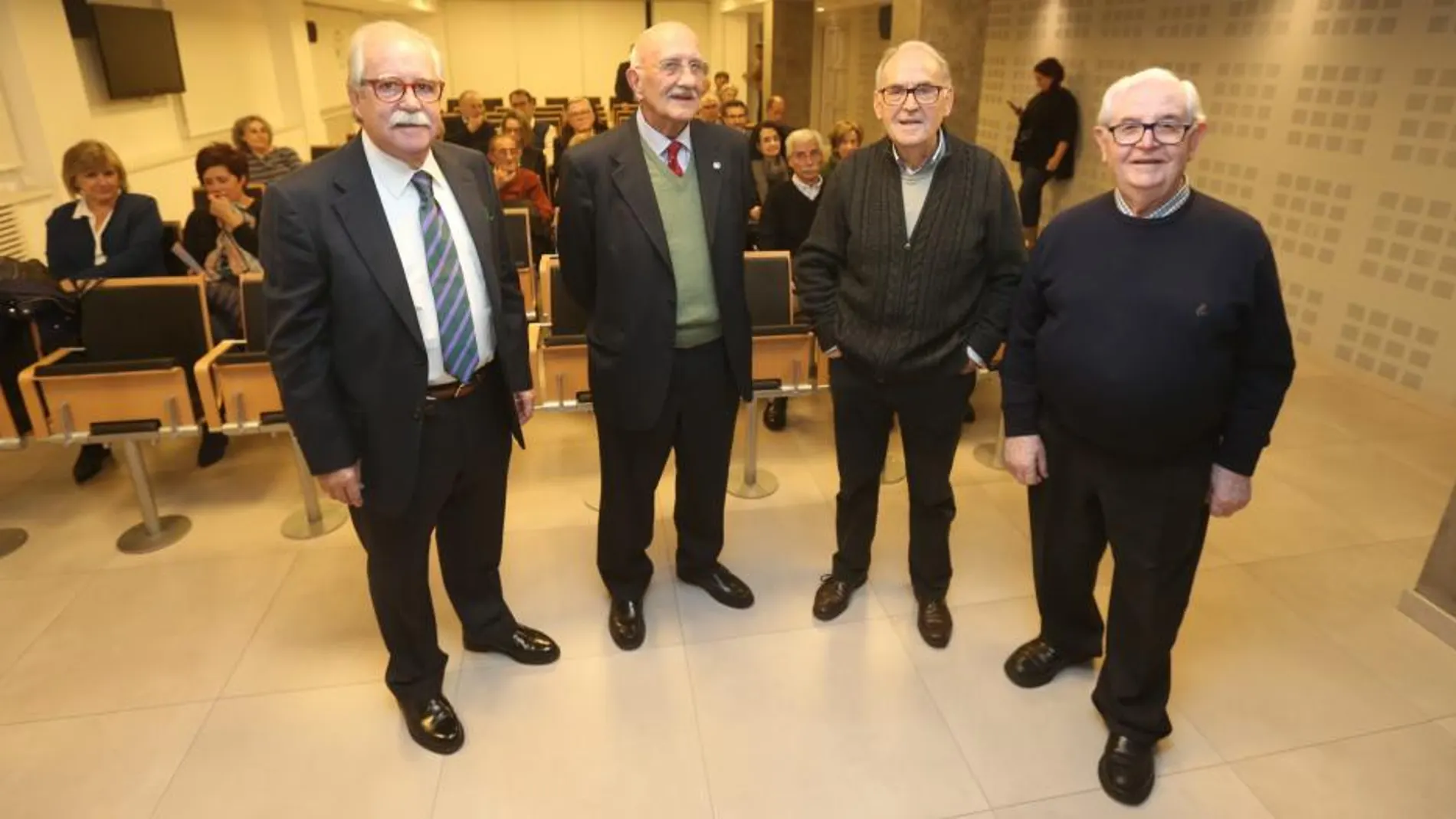 La sede del Colegio acogió, de izquierda a derecha, al especialista en Medicia Preventiva, Benito Cortejoso; al miembro de la Academia Española de Médicos Escritores y Artistas (Asemeya), José Luis Vaquero; al exteniente de alcalde de la ciudad, Manuel González; y a José Castro