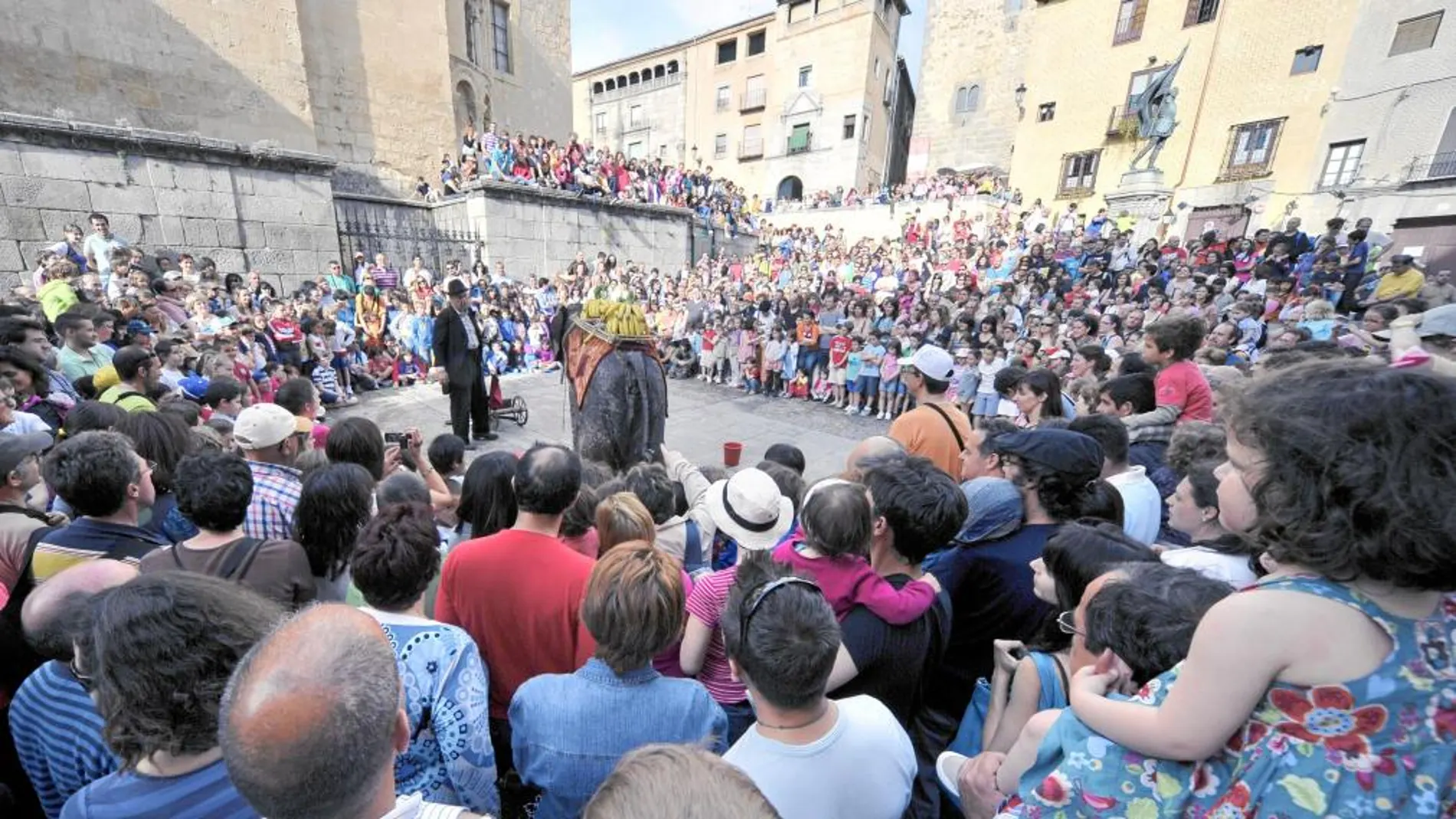Más de un centenar de espectáculos de los programados en «Titirimundi»se desarrollarán en la calle