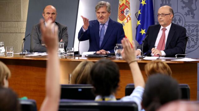 De Guindos, De la Serna y Montoro, tras un consejo de ministros.