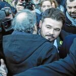 El presidente de la Generalitat, Quim Torra, se abraza al diputado de ERC Gabriel Rufián, ayer a su llegada al Tribunal Supremo