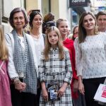 Doña Sofía con sus nietas y la Reina Letizia en el teatro