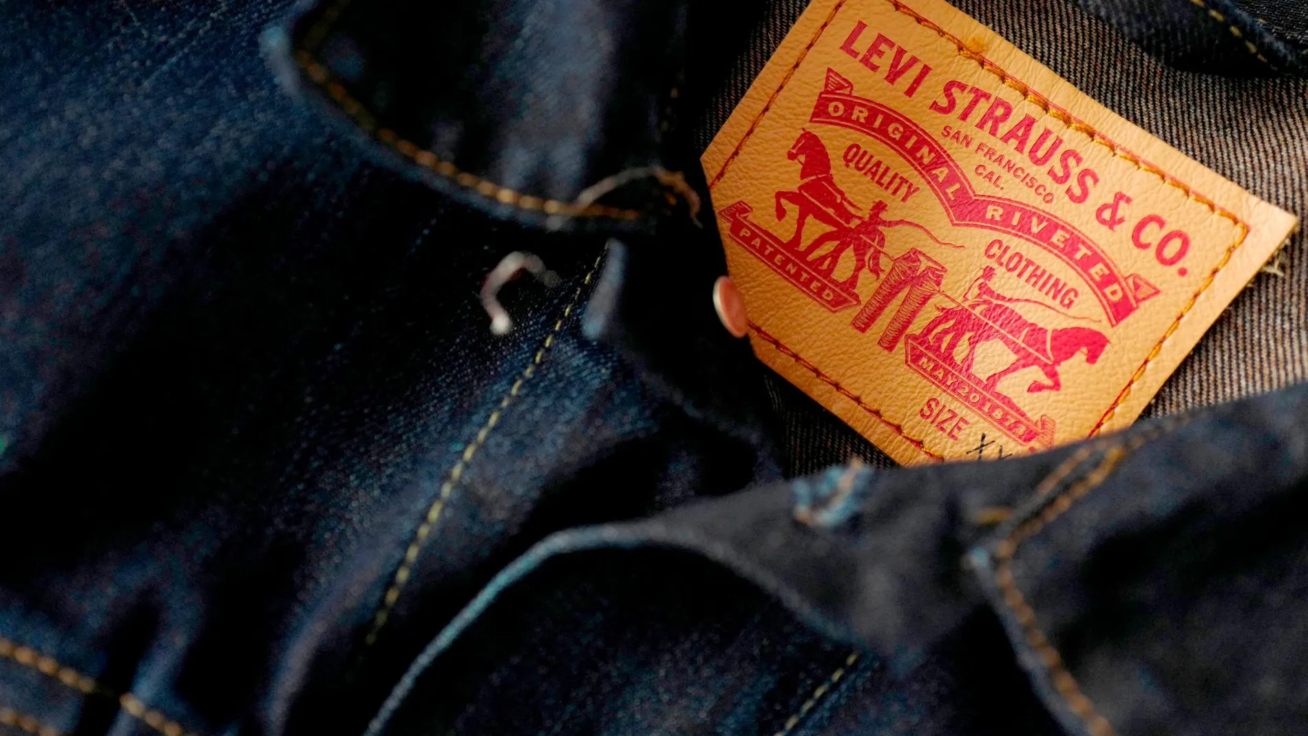 Una prenda Levi’s durante su proceso de fabricación