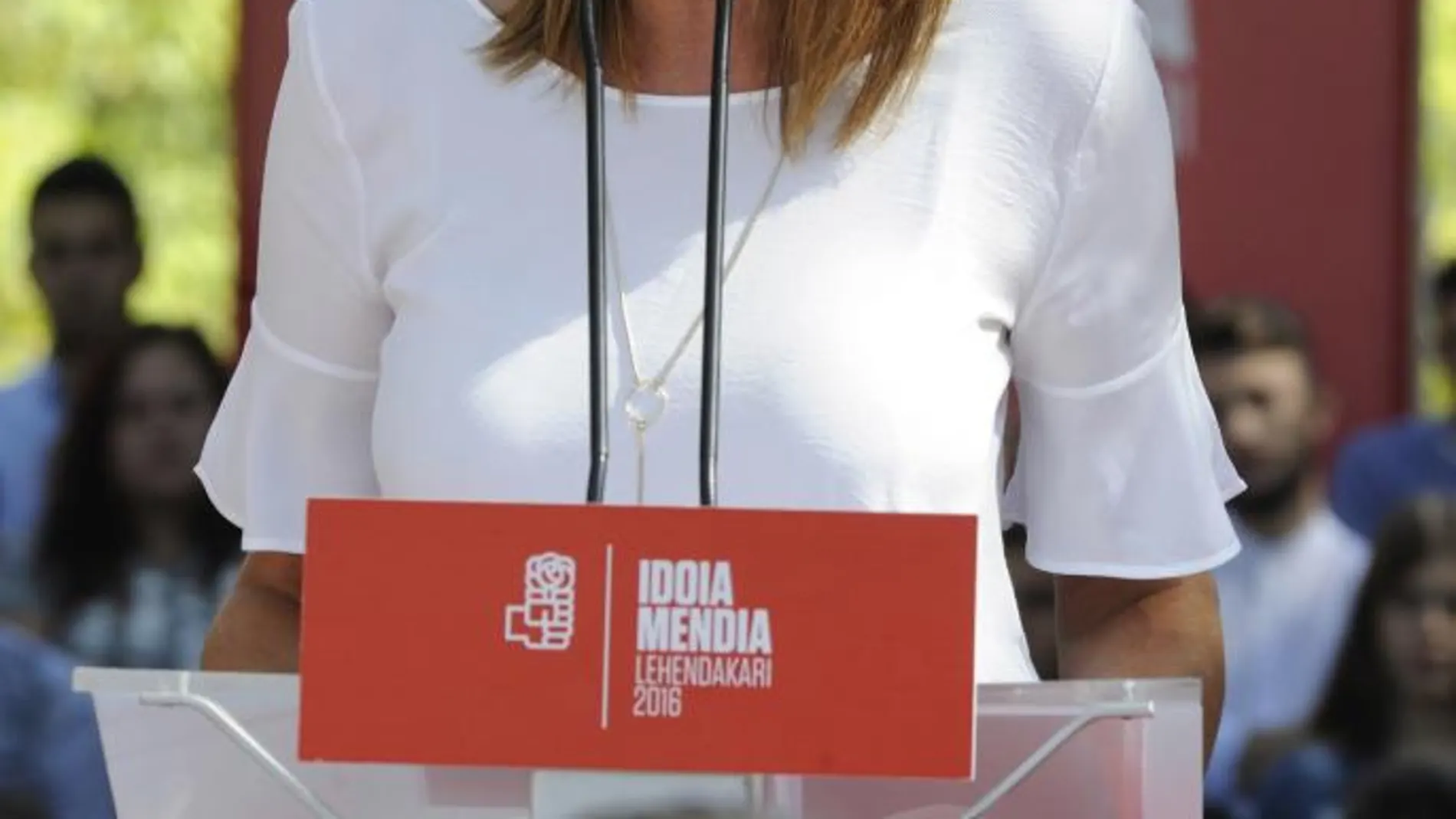 La candidata a Lehendakari por el PSE, Idoia Mendia (i), durante su intervención en un acto de campaña