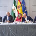 Susana Díaz habla con el presidente de CSIF-A en la reunión mantenida ayer en San Telmo con los sindicatos (Foto: Efe)
