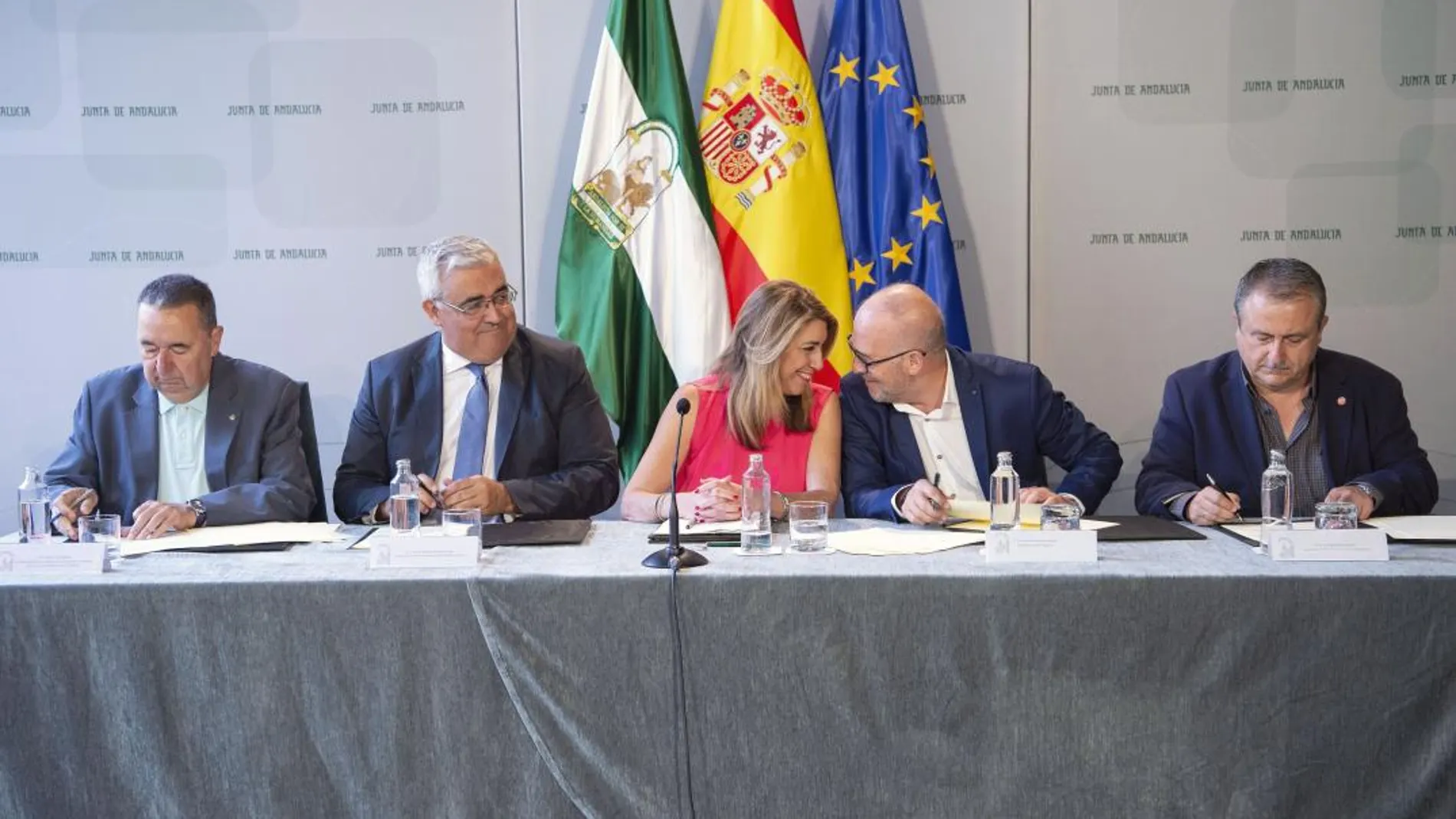 Susana Díaz habla con el presidente de CSIF-A en la reunión mantenida ayer en San Telmo con los sindicatos (Foto: Efe)