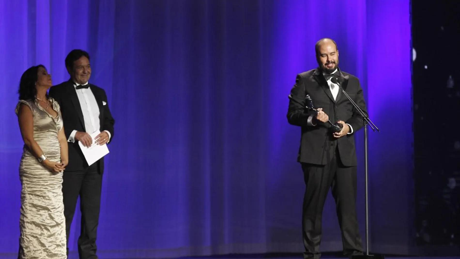 El director colombiano Ciro Guerra recibe el Premio Platino a mejor director por la película "El Abrazo de la Serpiente"en la ceremonia de los Premios Platino, en Punta del Este (Uruguay)