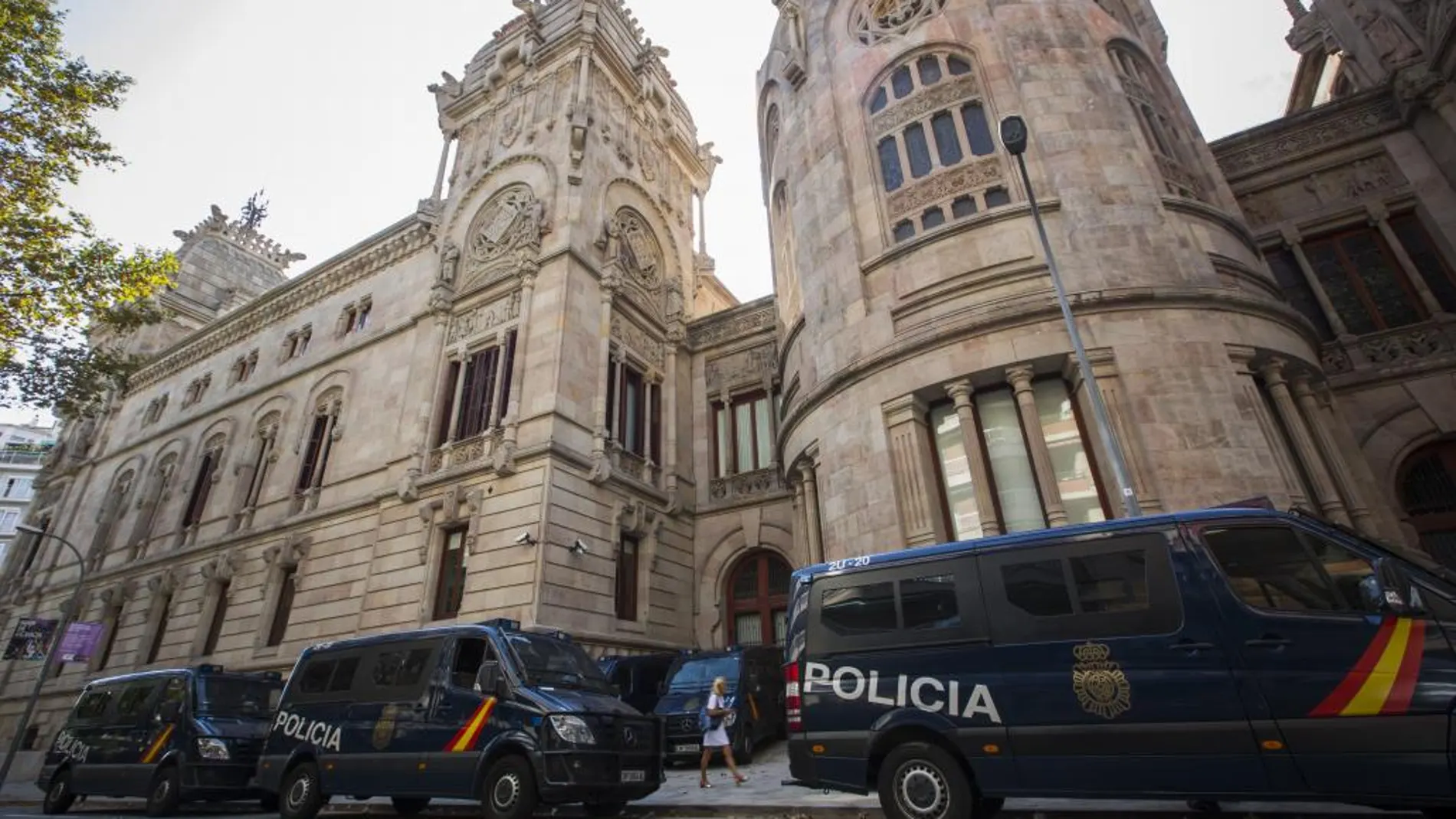 Imagen del Tribunal Superior de Justicia de Cataluña, vigilado por la Policía Nacional