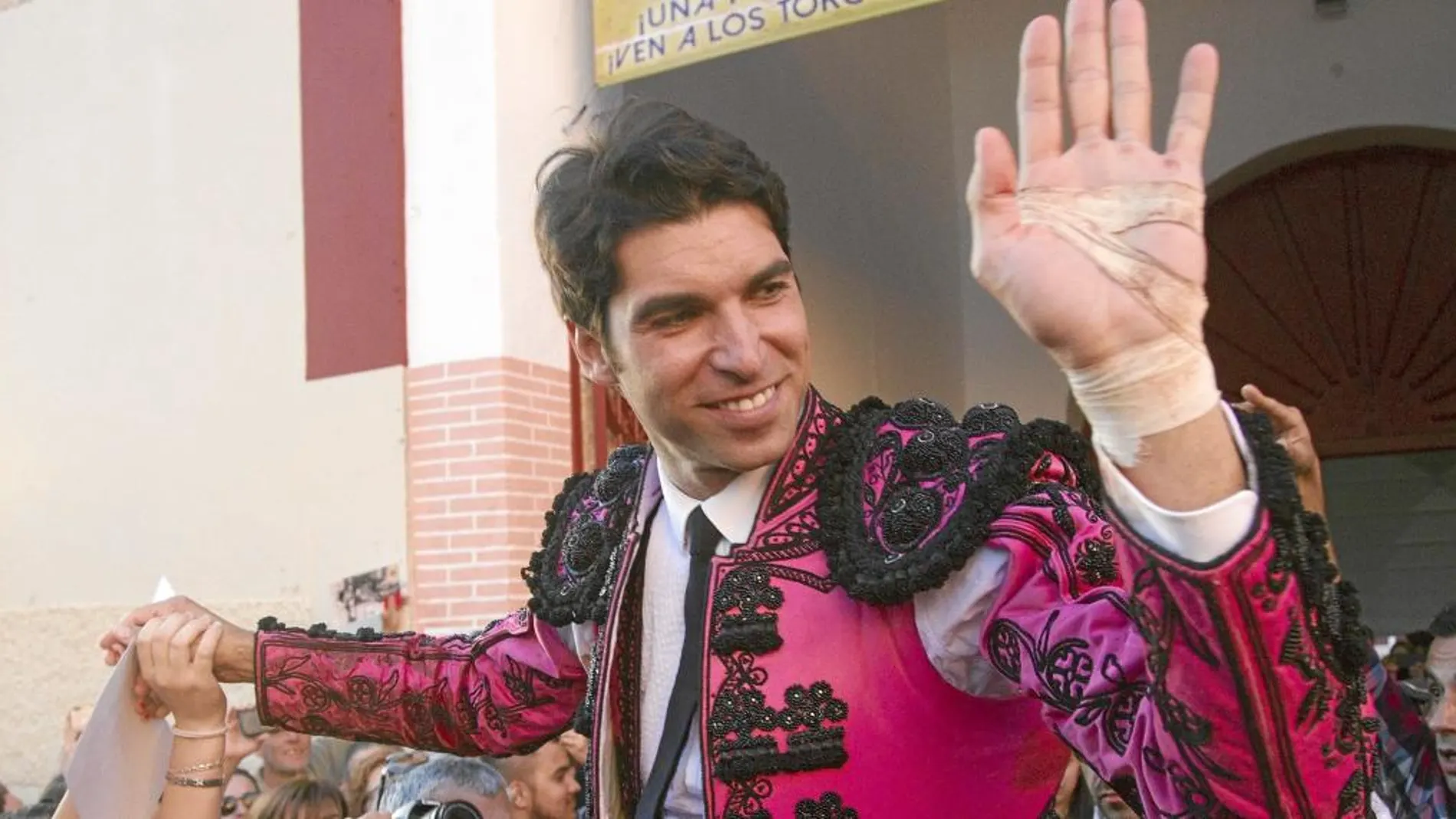 Cayetano Rivera brindó a Adrián un toro en Zaragoza y lanzó un mensaje a los antitaurinos