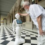El doctor Joan Escarrabell, director de contenidos del Clínic Summer School, durante la presentación hoy en el Hospital Clínic de Barcelona del robot ‘Pepper’ / Foto: Efe