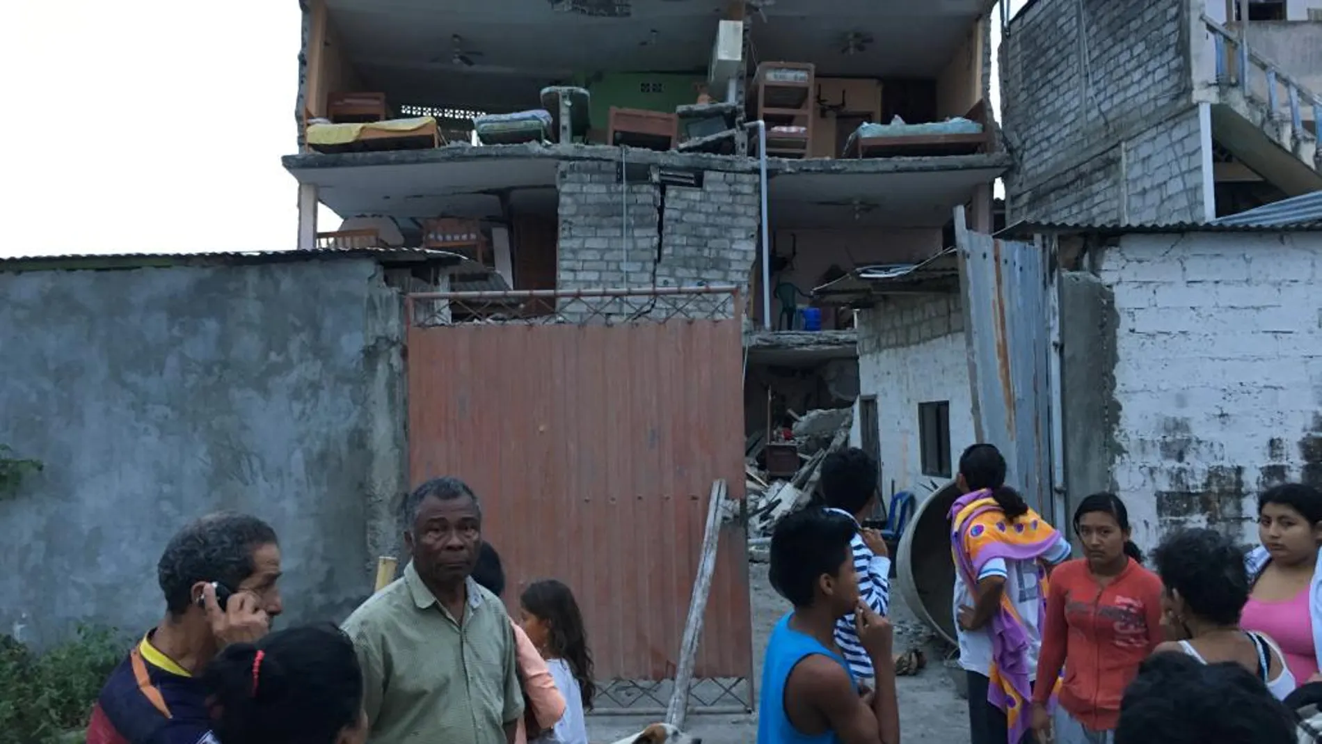 Varios habitantes de Atacames junto a sus destruidas casas