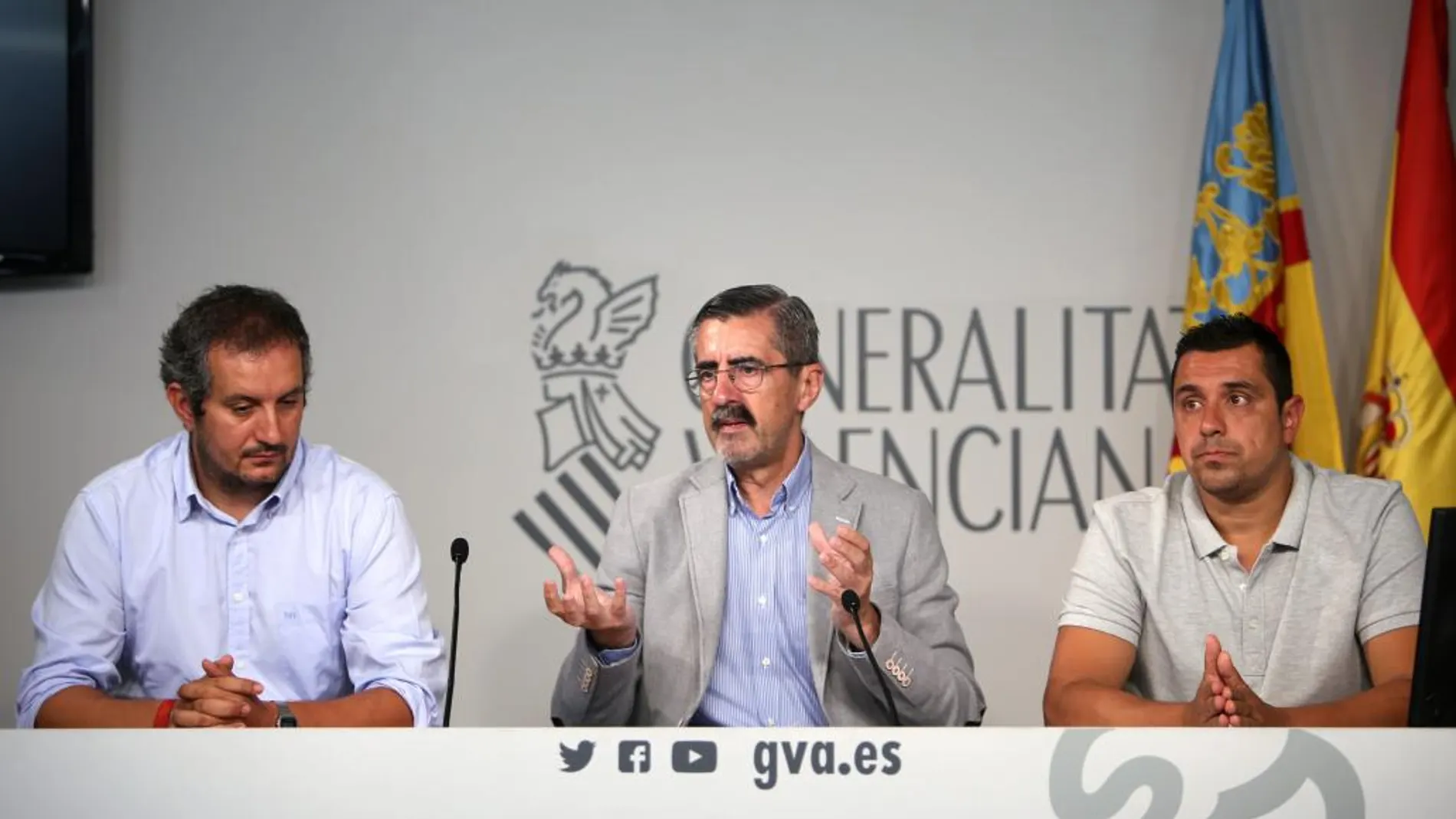 José María Ángel (centro) con el presidente de la Federación de Peñas, Vicente Nogueroles y Daniel Machancoses