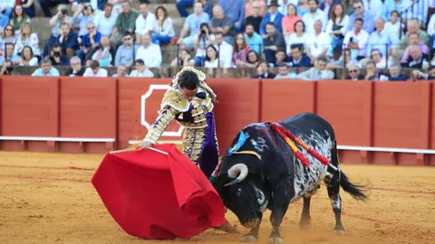 Joaquín Galdós da un derechazo, esta tarde, en Sevilla Fotos: Manuel Olmedo