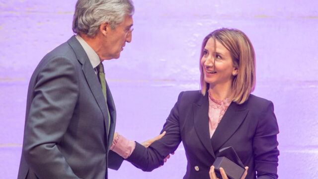 Alicia García recoge la distinción de manos del alcalde abulense José Luis Rivas