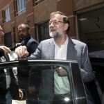 El expresidente del Gobierno y del PP, Mariano Rajoy, camino de su trabajo como registrador de la propiedad en Santa Pola