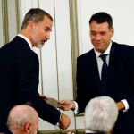 El rey Felipe VI entrega el Premio Francisco Cerecedo al periodista Rubén Amón (d), durante la gala de la XXXV edición de este galardón celebrada esta noche en el Hotel Palace, en Madrid