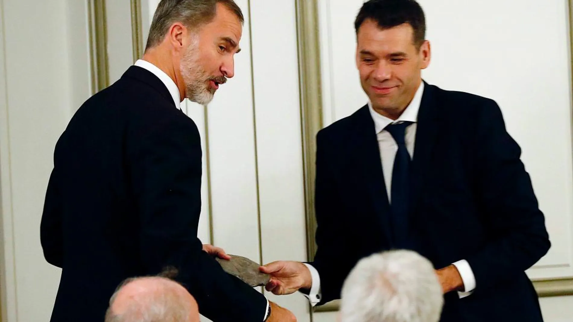 El rey Felipe VI entrega el Premio Francisco Cerecedo al periodista Rubén Amón (d), durante la gala de la XXXV edición de este galardón celebrada esta noche en el Hotel Palace, en Madrid
