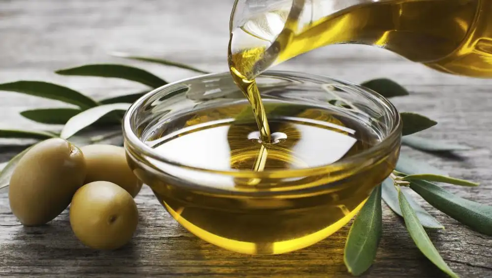 uno de los mejores aceites vegetales que existen (por no decir el mejor): el aceite de oliva. Fotografía de archivo