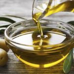 uno de los mejores aceites vegetales que existen (por no decir el mejor): el aceite de oliva. Fotografía de archivo