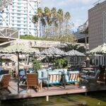 La luz es la gran protagonista en la decoración del restaurante, así como una privilegiada terraza donde los comensales pueden disfrutar de la buena compañía y mejor comida