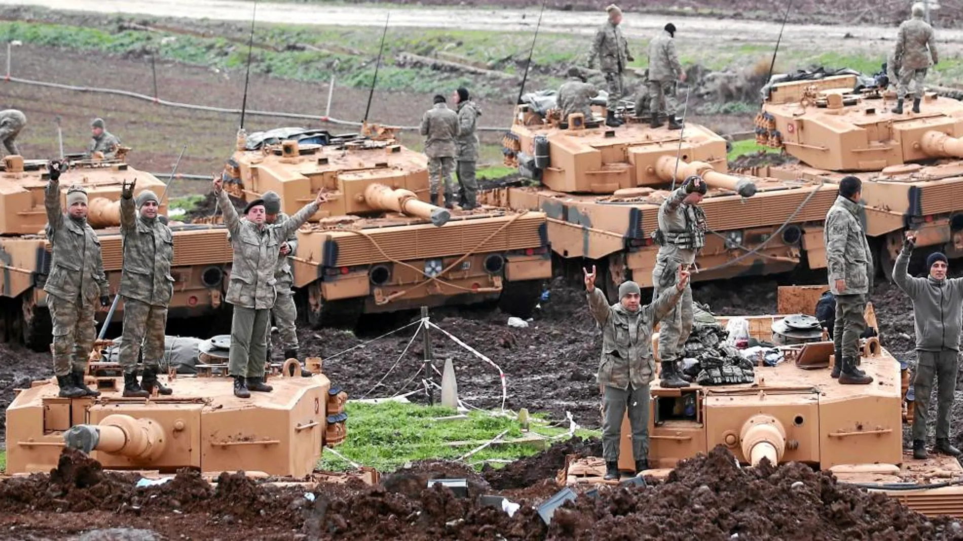Soldados turcos sobre sus carros de combates, ayer en Hatay, en la frontera
