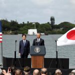 El primer ministro japonés, Shinzo Abe, con Obama en su encuentro en Hawái