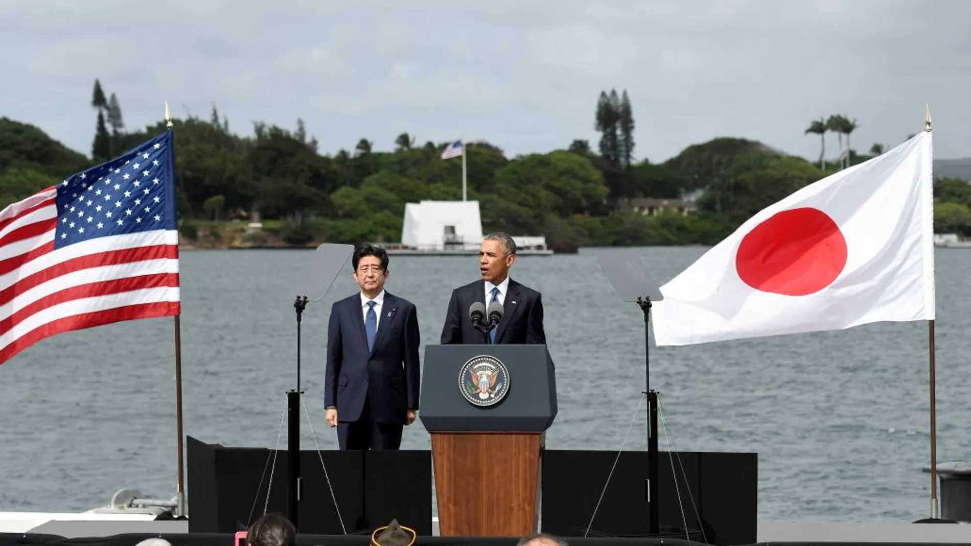 El primer ministro japonés, Shinzo Abe, con Obama en su encuentro en Hawái