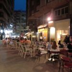 E. P. Los vecinos consideran que la propuesta de cerrar el próximo sábado más de 200 establecimientos y locales nocturnos es una estrategia «egoísta y mafiosa» que no garantiza ninguna solución