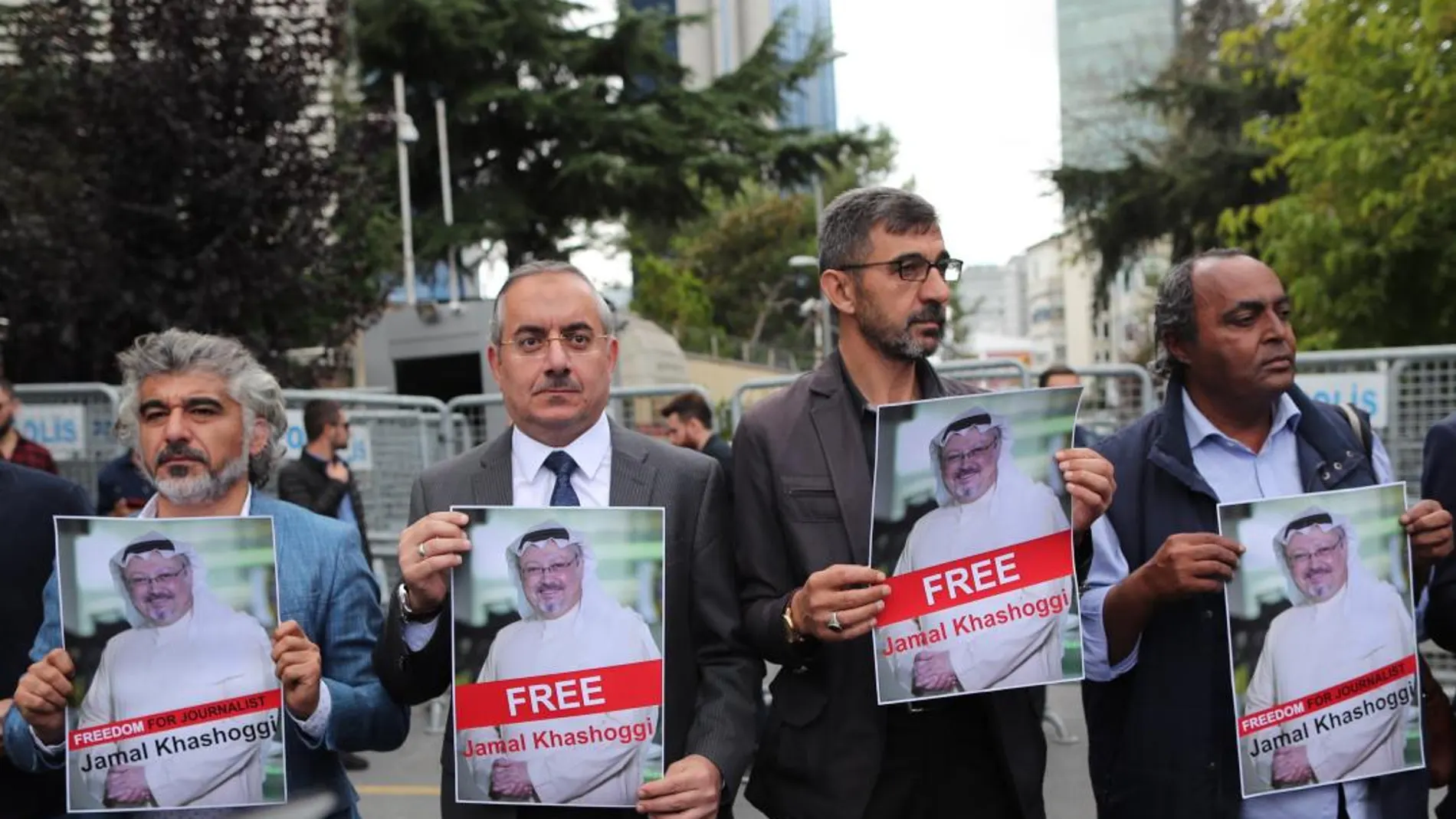 Varios activistas muestran retratos del periodista saudí desaparecido Jamal Khasoggi/foto: Efe