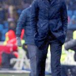 Zidane, bajo la lluvia, en el partido de ayer del Madrid en el Bernabéu