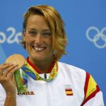 Mireia con la medalla de los 400 metros