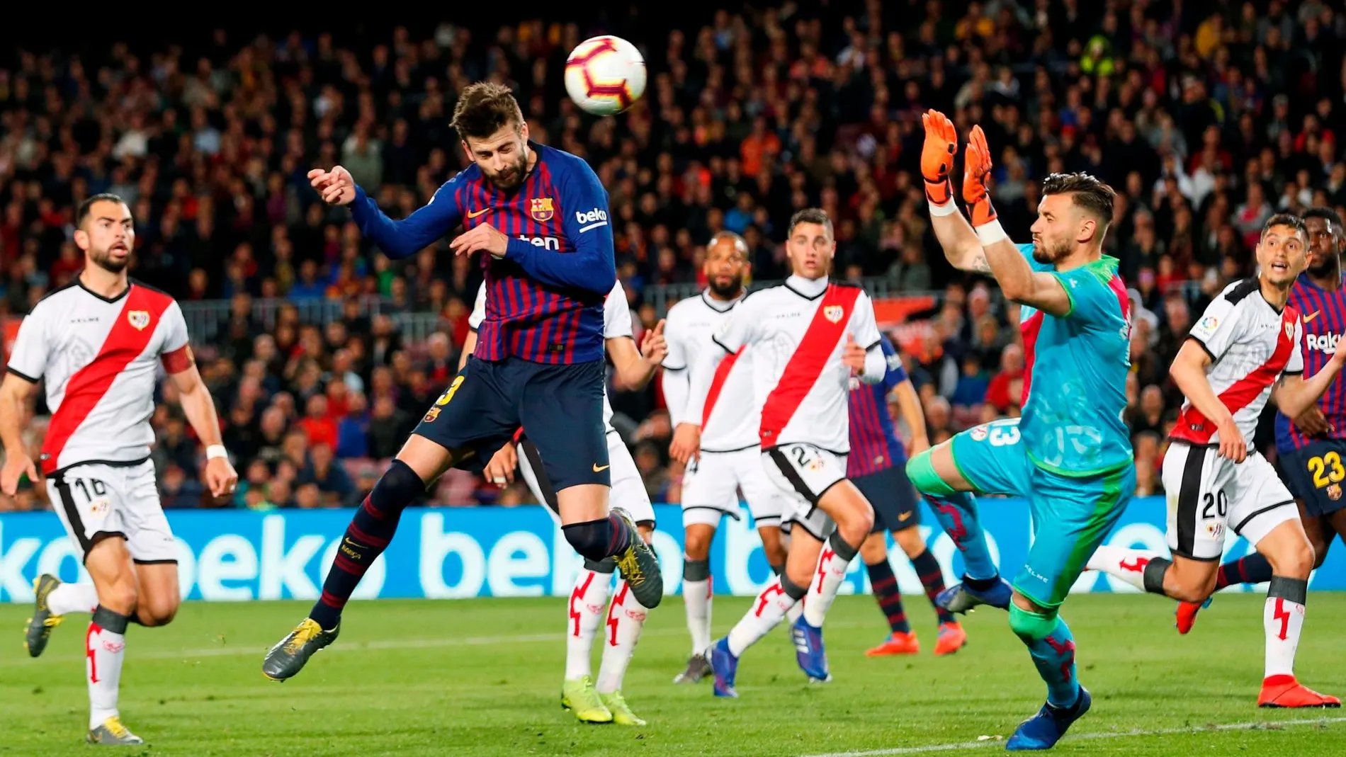 El defensa del FC Barcelona Gerard Piqué anota un gol ante el Rayo Vallecano / Foto: Efe