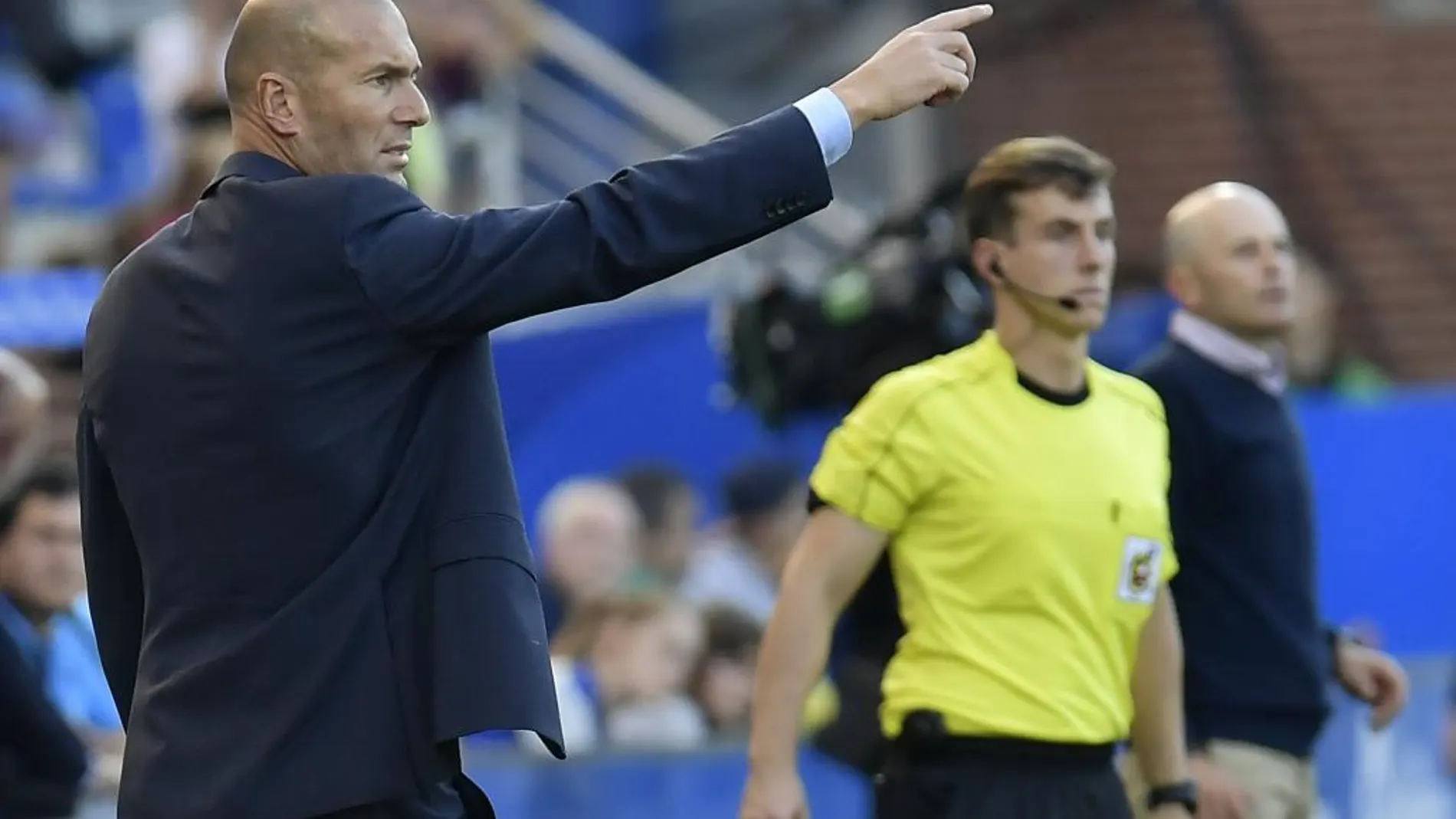 El técnico del Real Madrid da instrucciones a sus jugadores durante el Alavés- Real Madrid