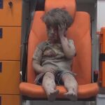 Omran Daqneesh en la ambulancia tras ser rescatado