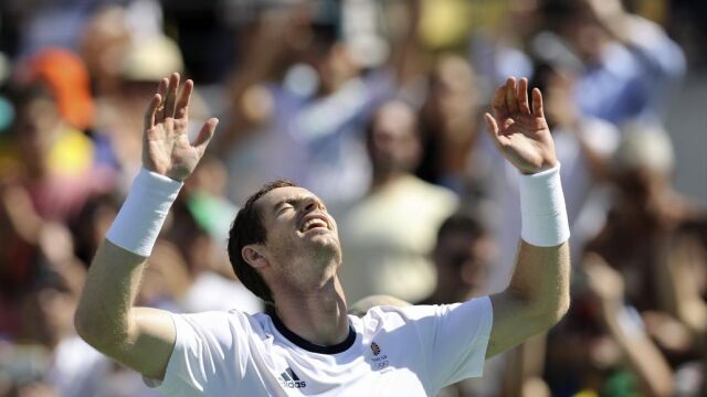 El tenista británico Andy Murray celebra la victoria ante el japonés Kei Nishikori.