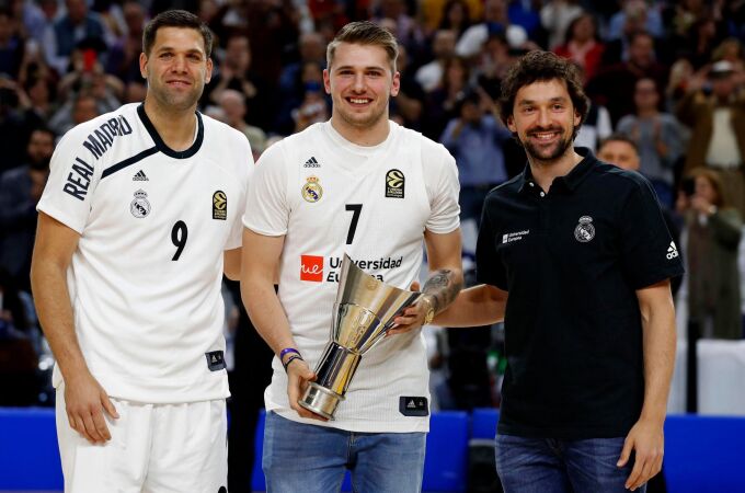 El exjugador del Real Madrid Luka Doncic (c), acompañado por Felipe Reyes (i) y Sergio Llull, durante el homenaje
