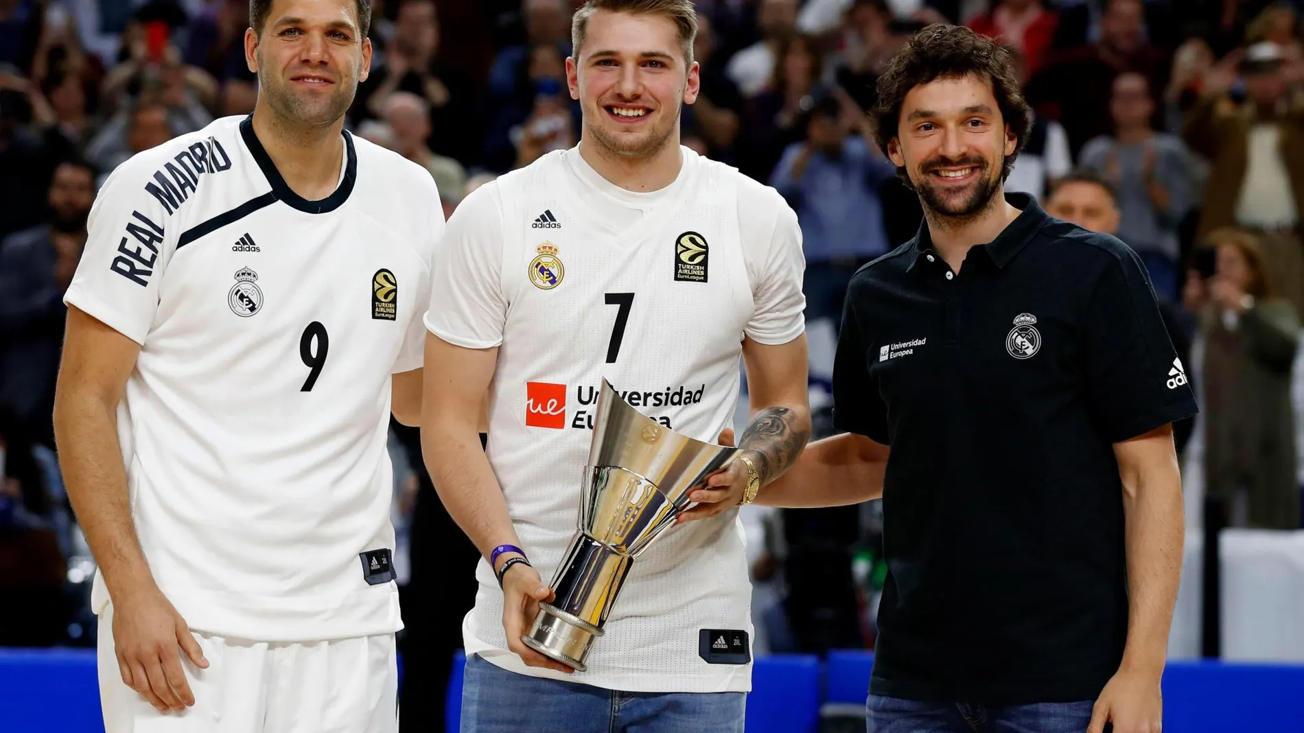 El exjugador del Real Madrid Luka Doncic (c), acompañado por Felipe Reyes (i) y Sergio Llull, durante el homenaje