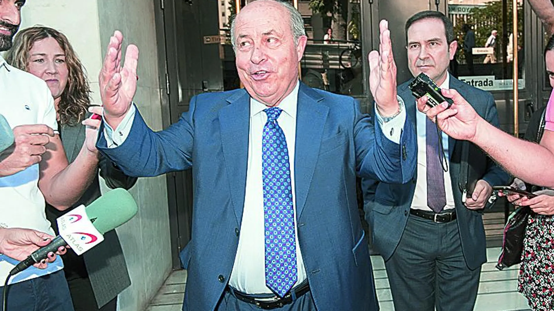 El ex alcalde de Granada José Torres Hurtado, ayer a su salida de los juzgados.