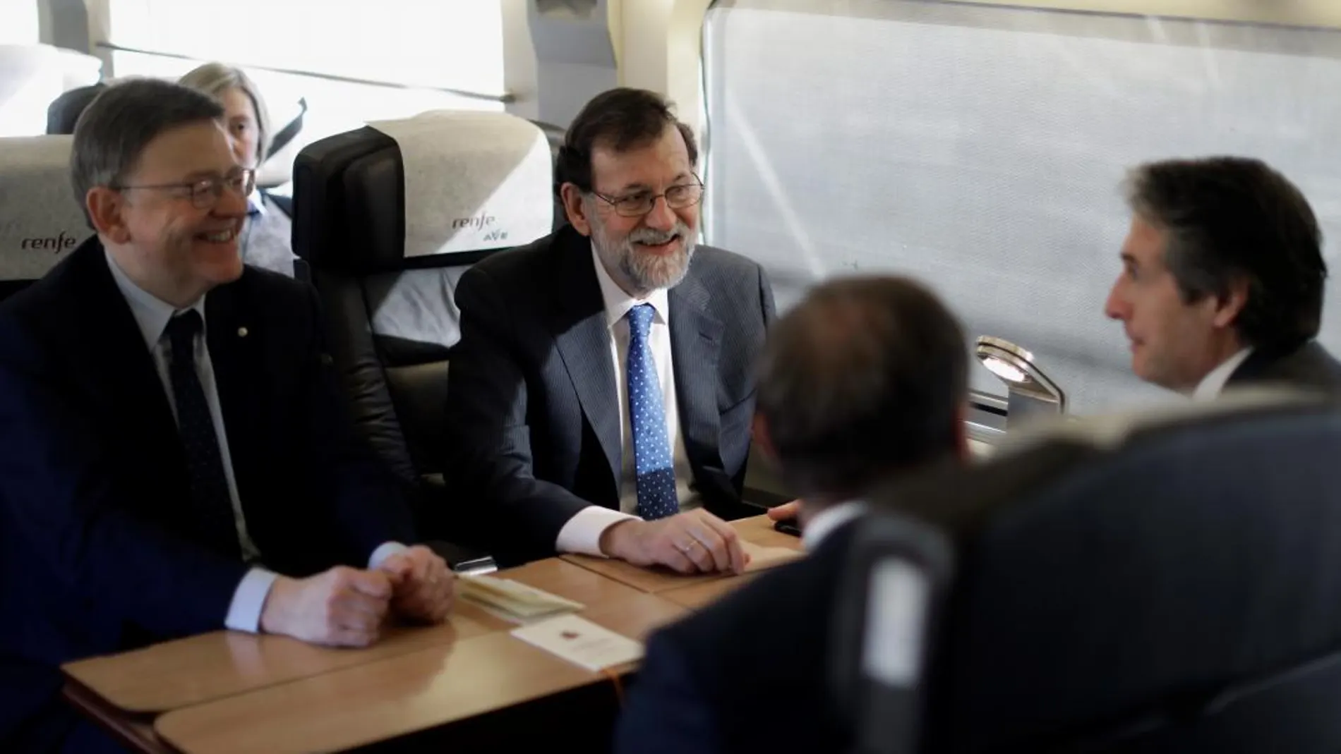 Mariano Rajoy junto a Ximo Puig e Íñigo de la Serna en su recorrido en el AVE de Valencia a Castellón.