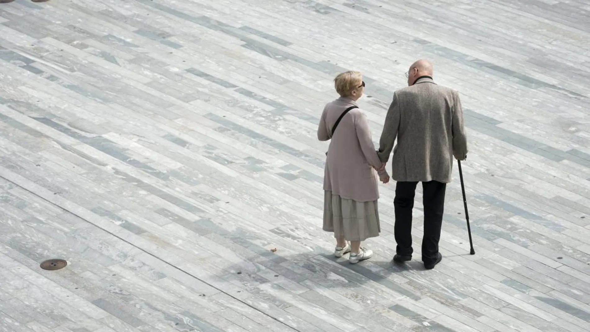 Una pareja de ancianos fotografiada en Suiza