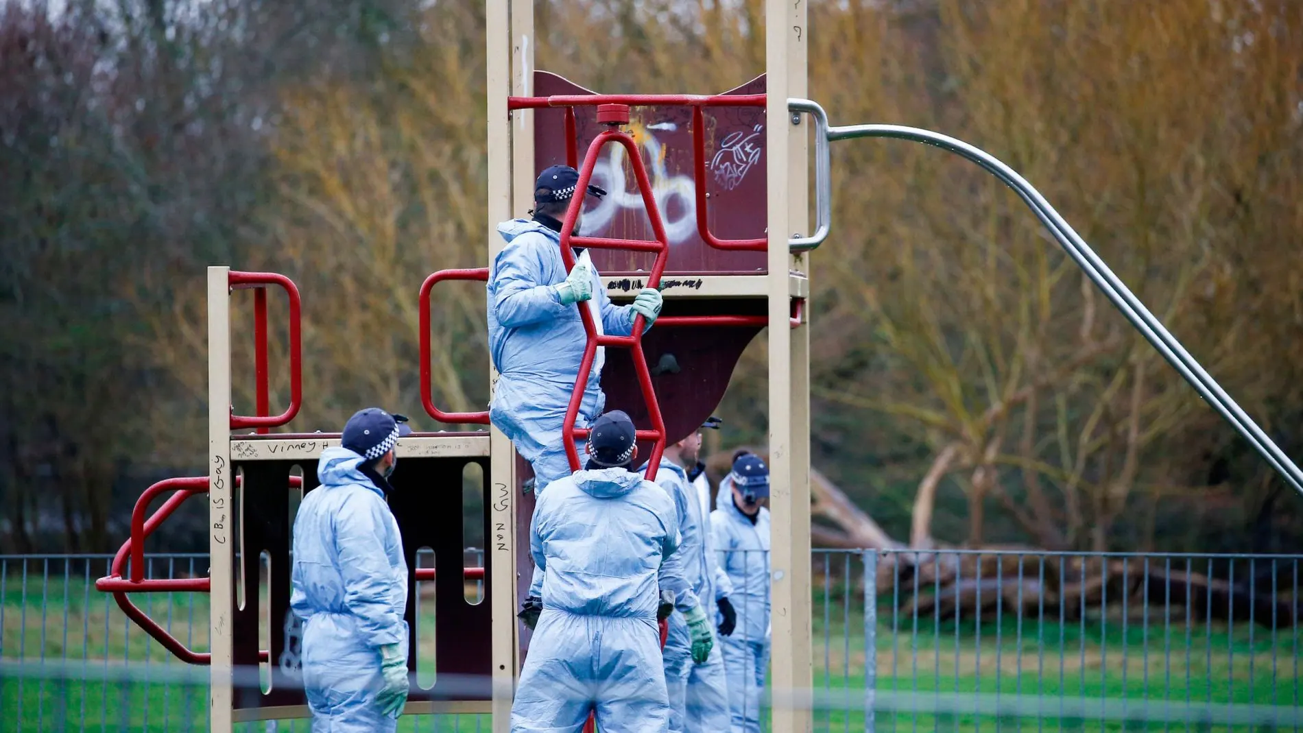 La policía inspecciona el parque donde fue acuchillada por la espalda Jodie Chesney / Foto: Reuters
